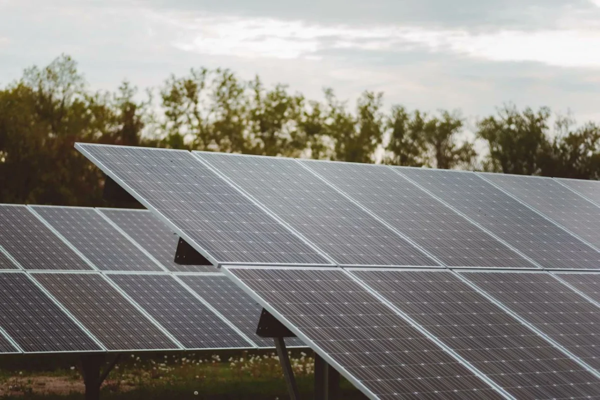 Pannelli solari fotovoltaici disposti in un campo aperto per la generazione di energia elettrica da fonte solare.