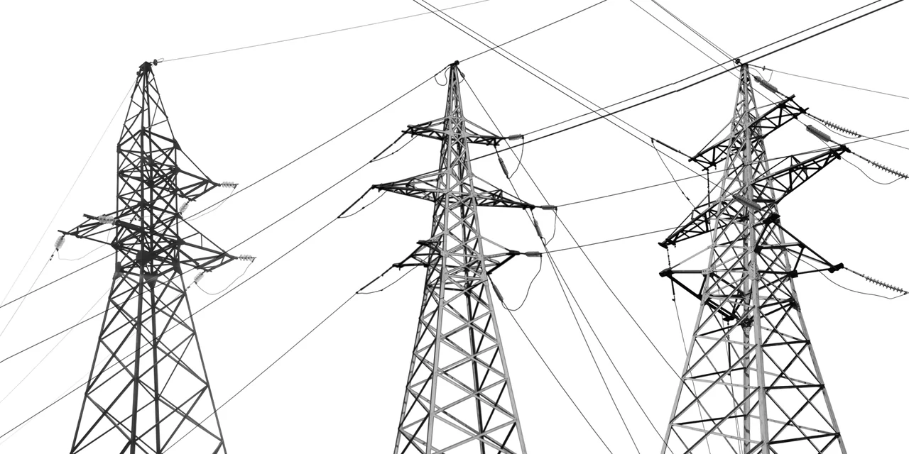 Tralicci e linee di trasmissione ad alta tensione, dove la gestione della potenza reattiva riduce le perdite e migliora l'efficienza della rete.