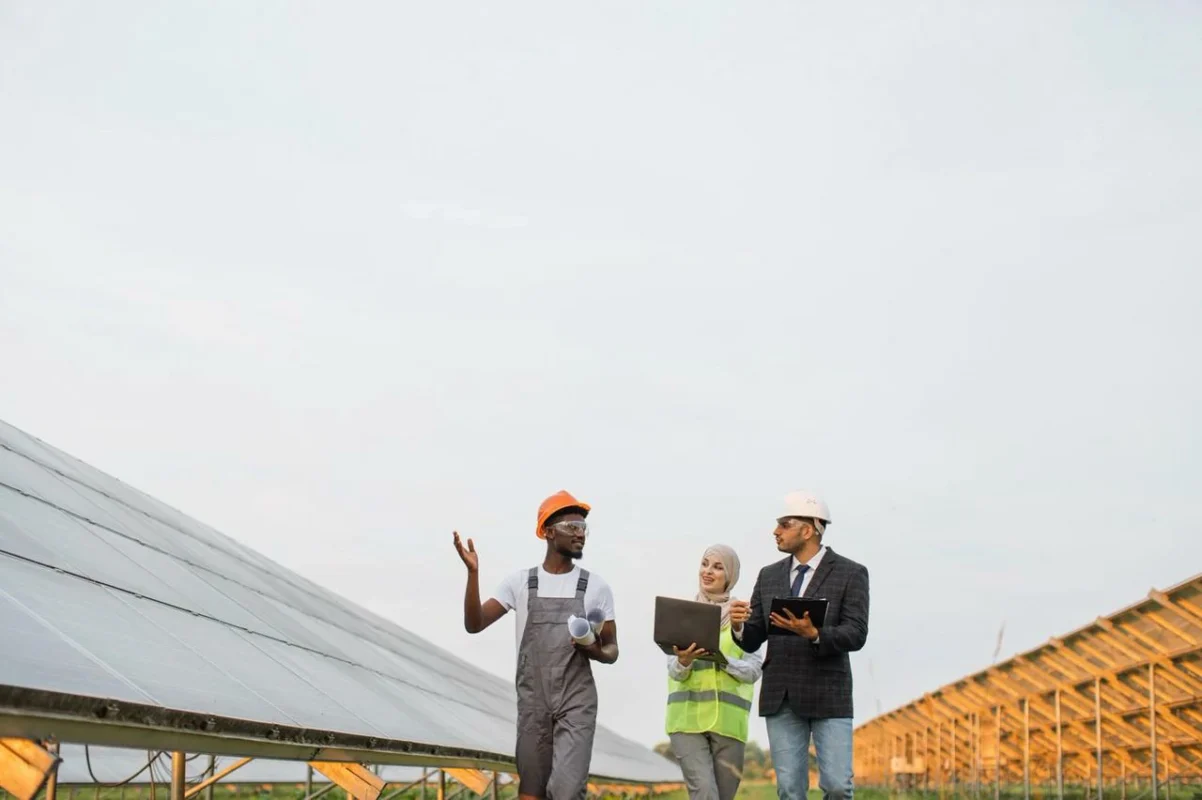 Un team di professionisti discute le strategie di manutenzione predittiva per un impianto fotovoltaico.