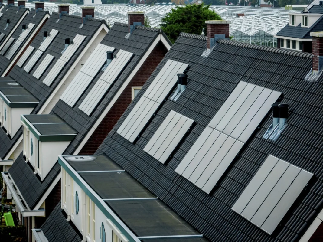 Pannelli fotovoltaici su tetti di case residenziali, con incentivi per le imprese che installano sistemi per i clienti.