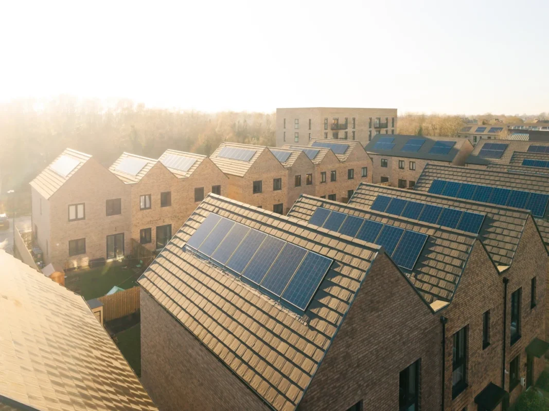 Impianti fotovoltaici con inverter ibridi in parallelo installati su tetti di case residenziali.