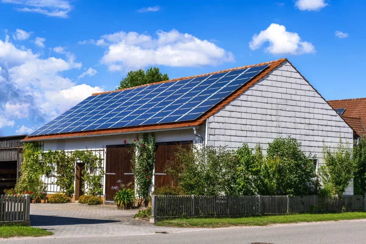 Pannelli fotovoltaici installati sul tetto di un edificio residenziale, soluzione per autoconsumo e incentivi fiscali