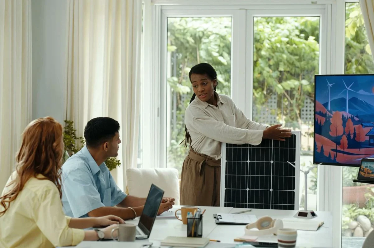 Consulenza su pannelli fotovoltaici per un condominio, con un tecnico che illustra i benefici dell'energia solare.