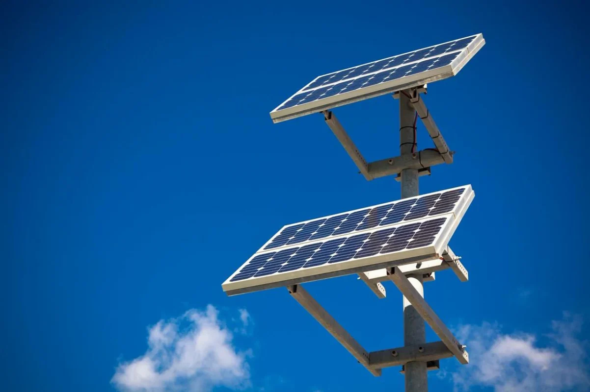 Pannelli fotovoltaici su palo, oggetto di modernizzazione e revamping per migliorare l'efficienza.