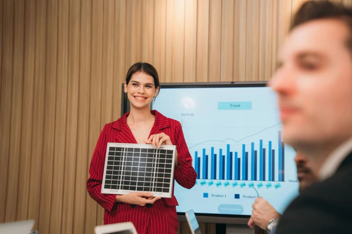 Presentazione del ROI fotovoltaico industriale con pannello solare e grafico, per dimostrare i benefici economici.