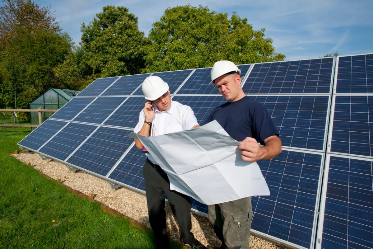Tecnici specializzati analizzano il progetto di un impianto fotovoltaico, consulenza per la cessione del credito
