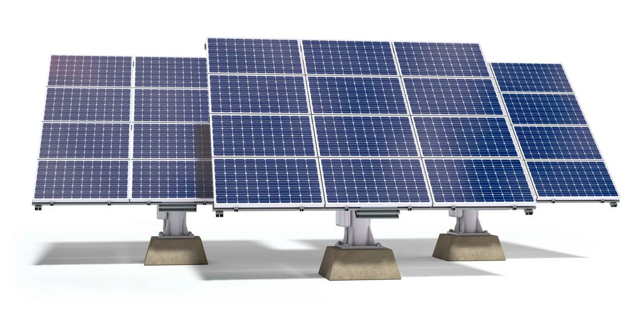 Un pannello fotovoltaico isolato su supporti, pronto per le analisi di manutenzione predittiva.