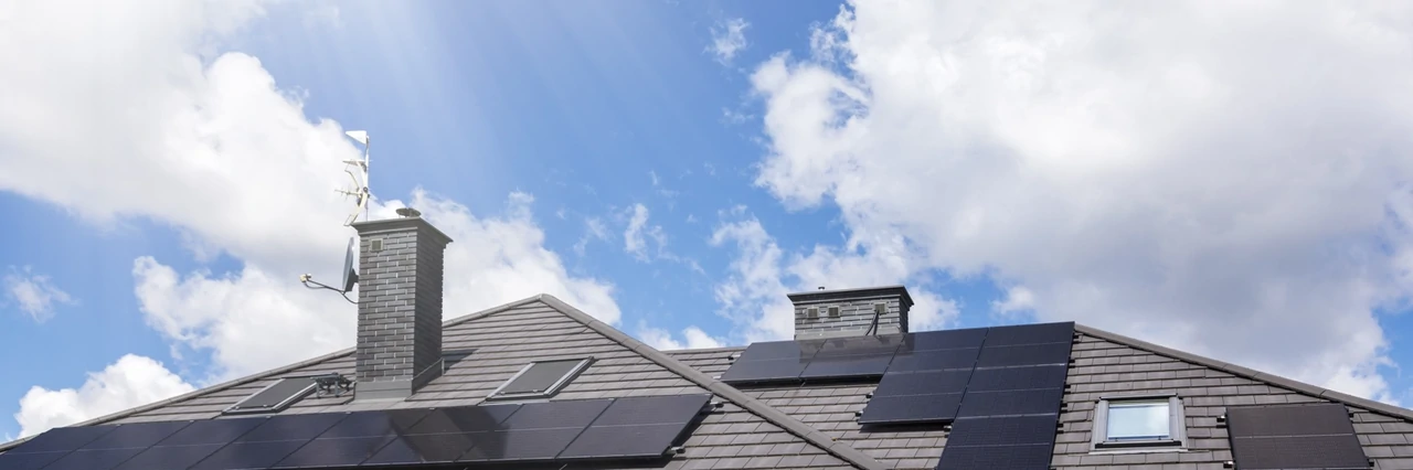 Pannelli fotovoltaici installati su un tetto residenziale, con protezioni contro le scariche elettriche.