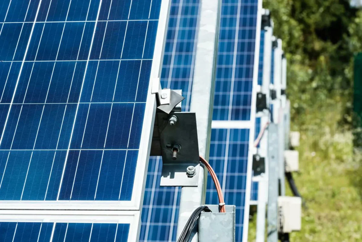 I pannelli solari generano energia che viene convertita da un inverter fotovoltaico da 5kW.