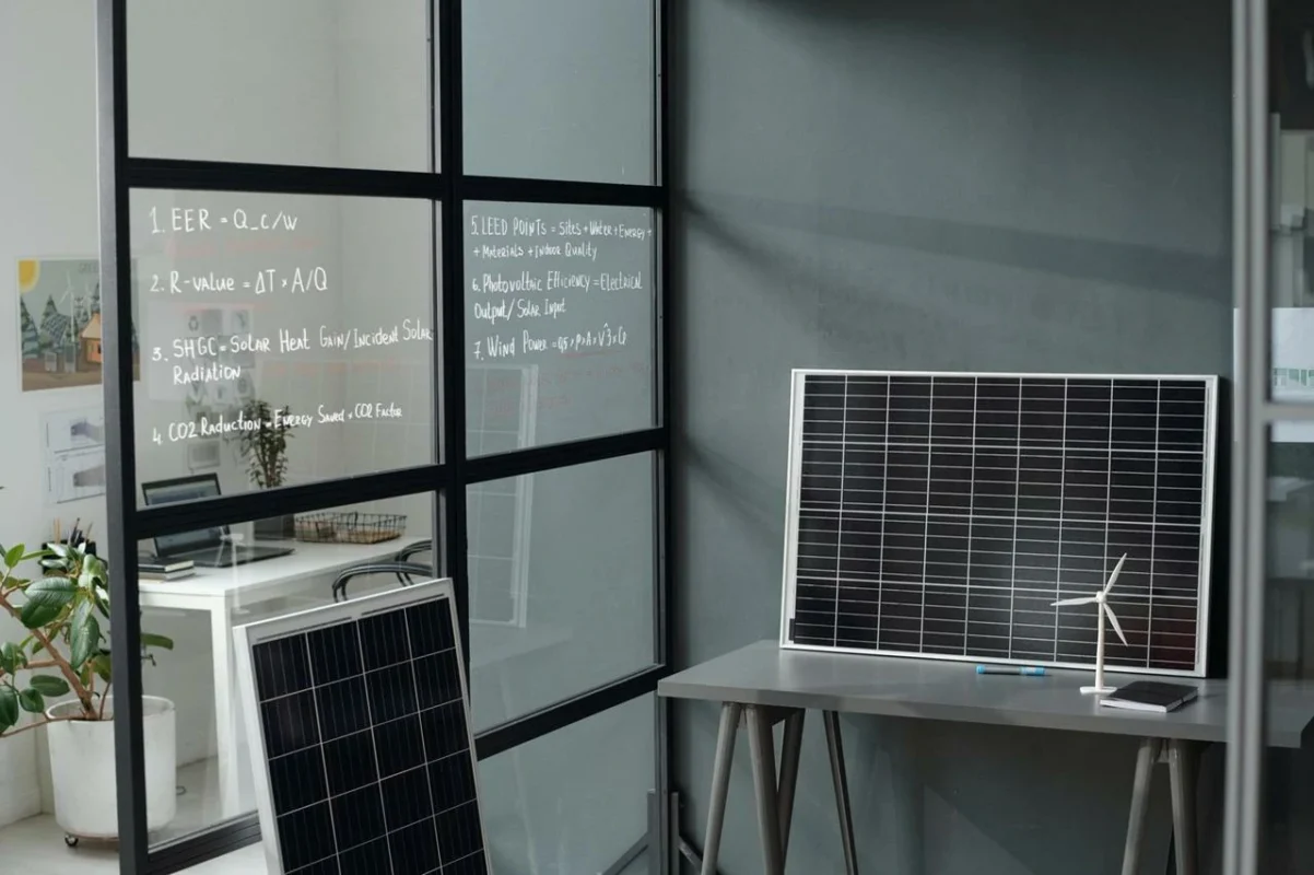 Pannelli fotovoltaici in un ufficio di progettazione, per la valutazione di sistemi di batteria da 20kWh per edifici sostenibili.