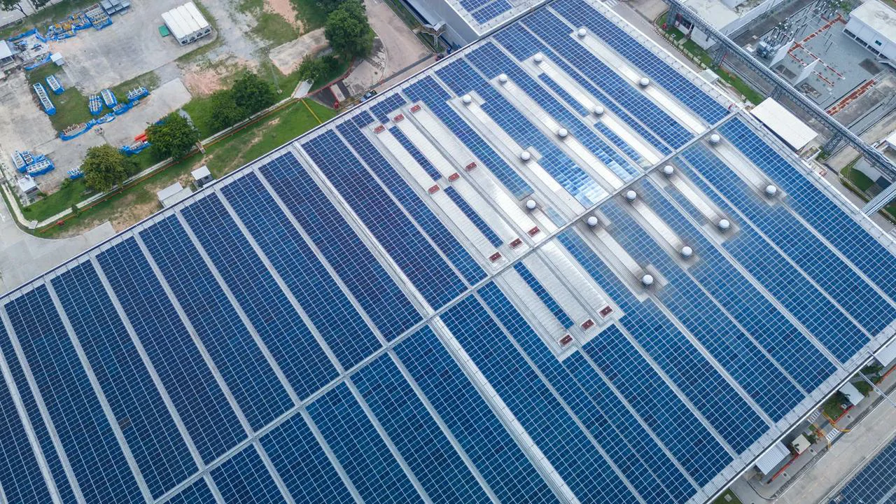 Un impianto solare industriale utilizza inverter certificati per garantire conformità e sicurezza.