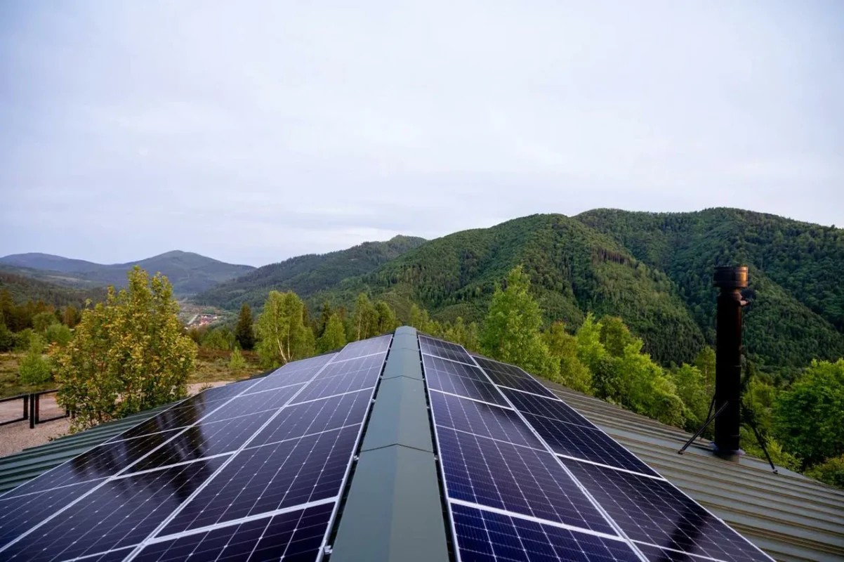 Un impianto solare domestico massimizza la resa grazie all’efficienza MPPT dell’inverter.