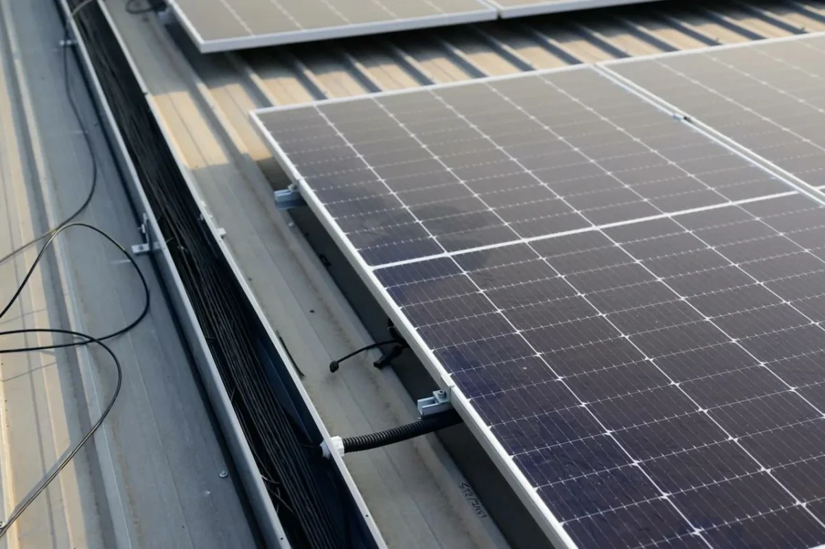 I pannelli solari sono collegati all’inverter con protezione anti-sovratensione.