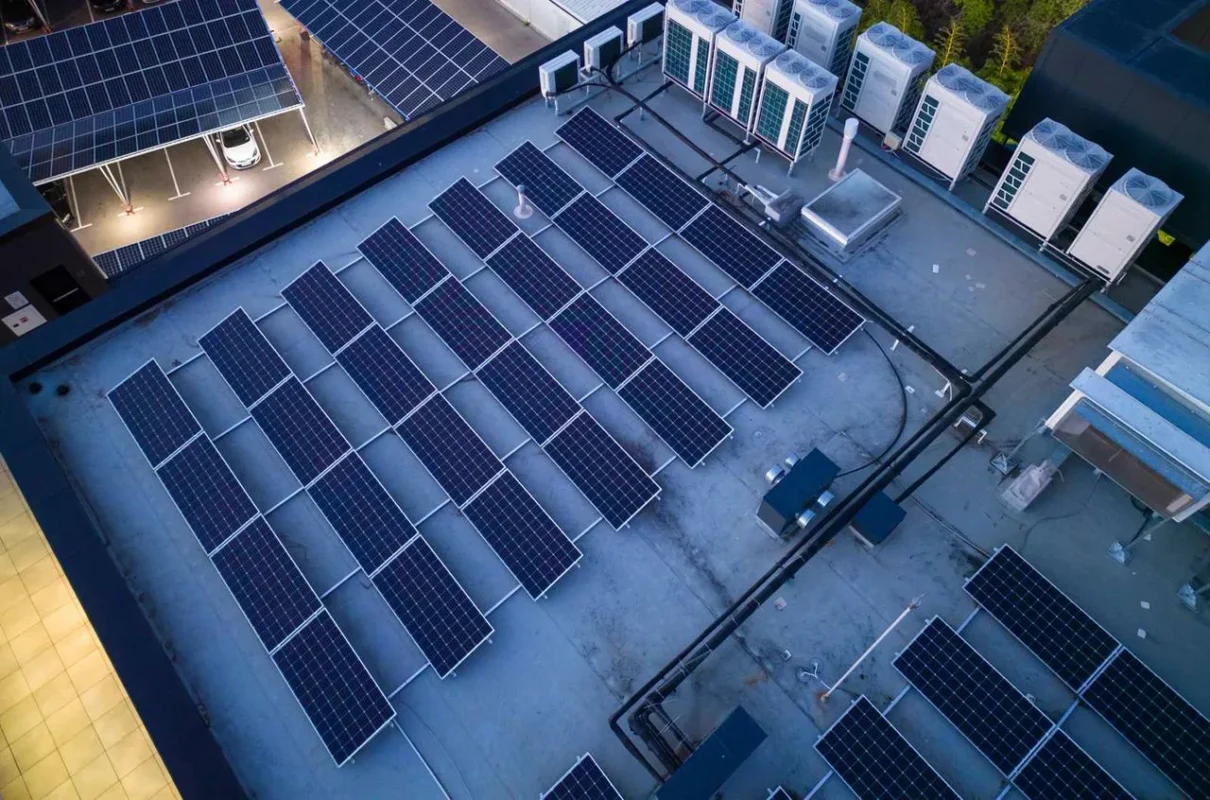 Un impianto fotovoltaico utilizza inverter a basso impatto ambientale.
