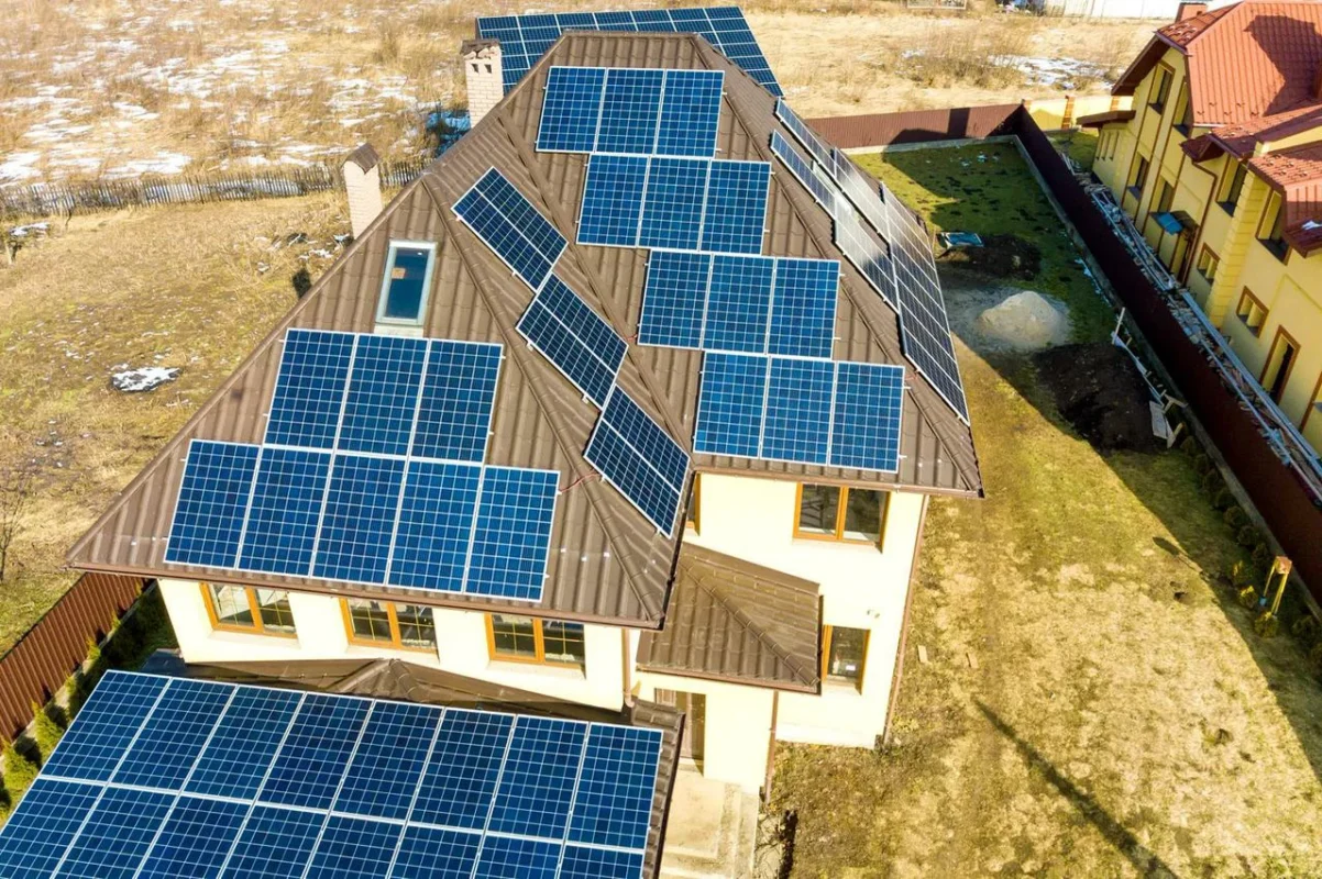 Un impianto fotovoltaico su tetto si connette a un inverter ibrido da 15kW per convertire l'energia solare.