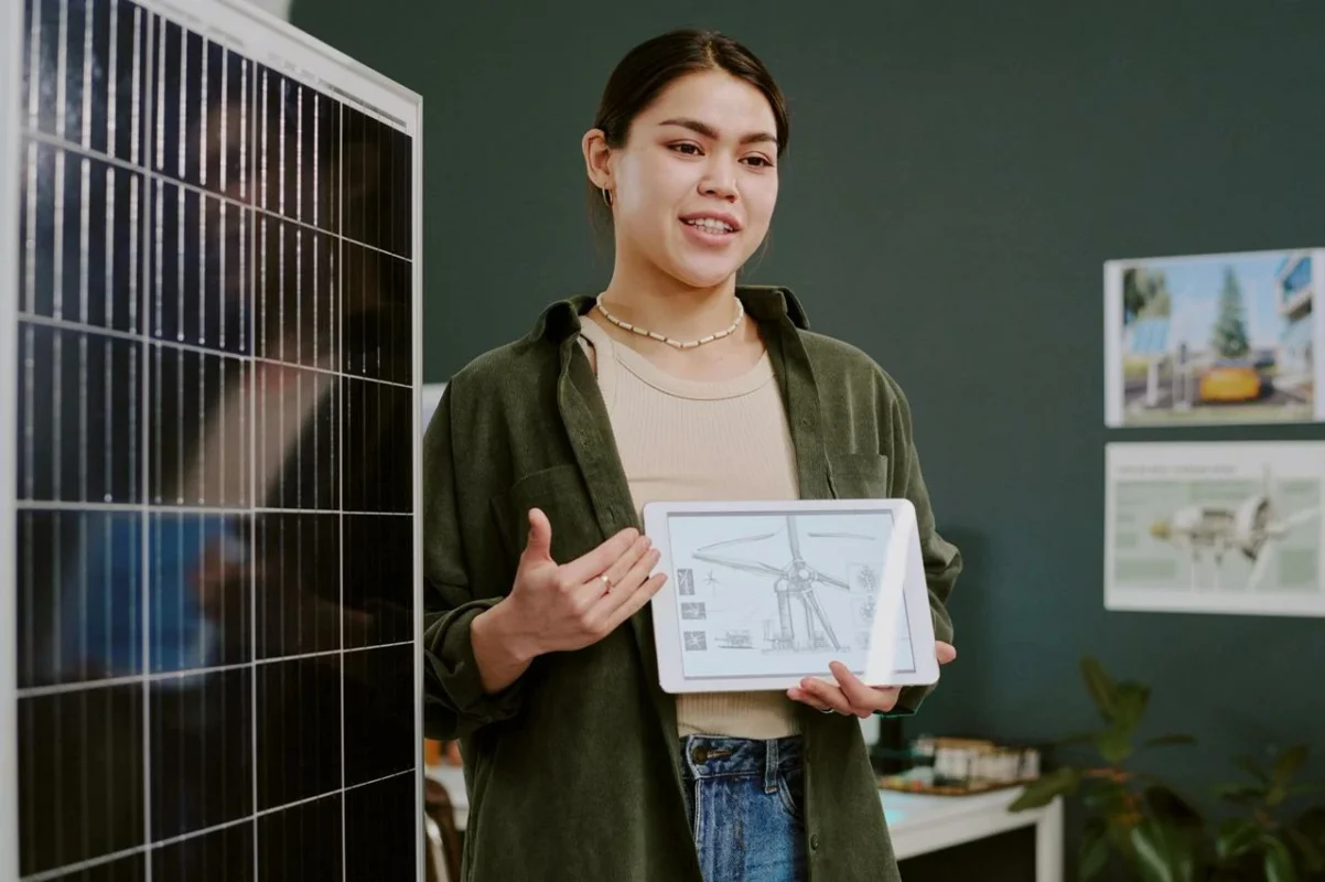Tecnico che illustra i pannelli fotovoltaici e i sistemi di batteria da 20kWh per progetti di energia rinnovabile.