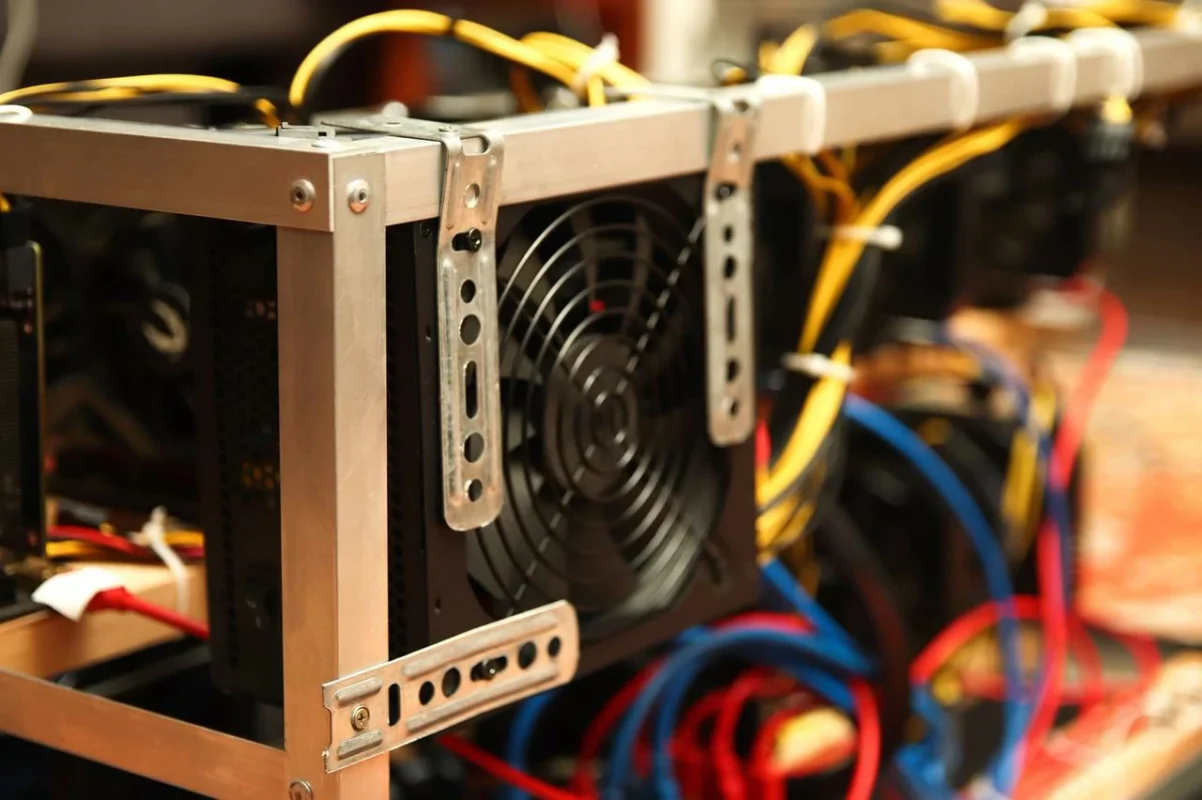 Rack di server con ventole di raffreddamento, utilizzato per il mining di criptovalute e simile al sistema di raffreddamento di un inverter fotovoltaico.
