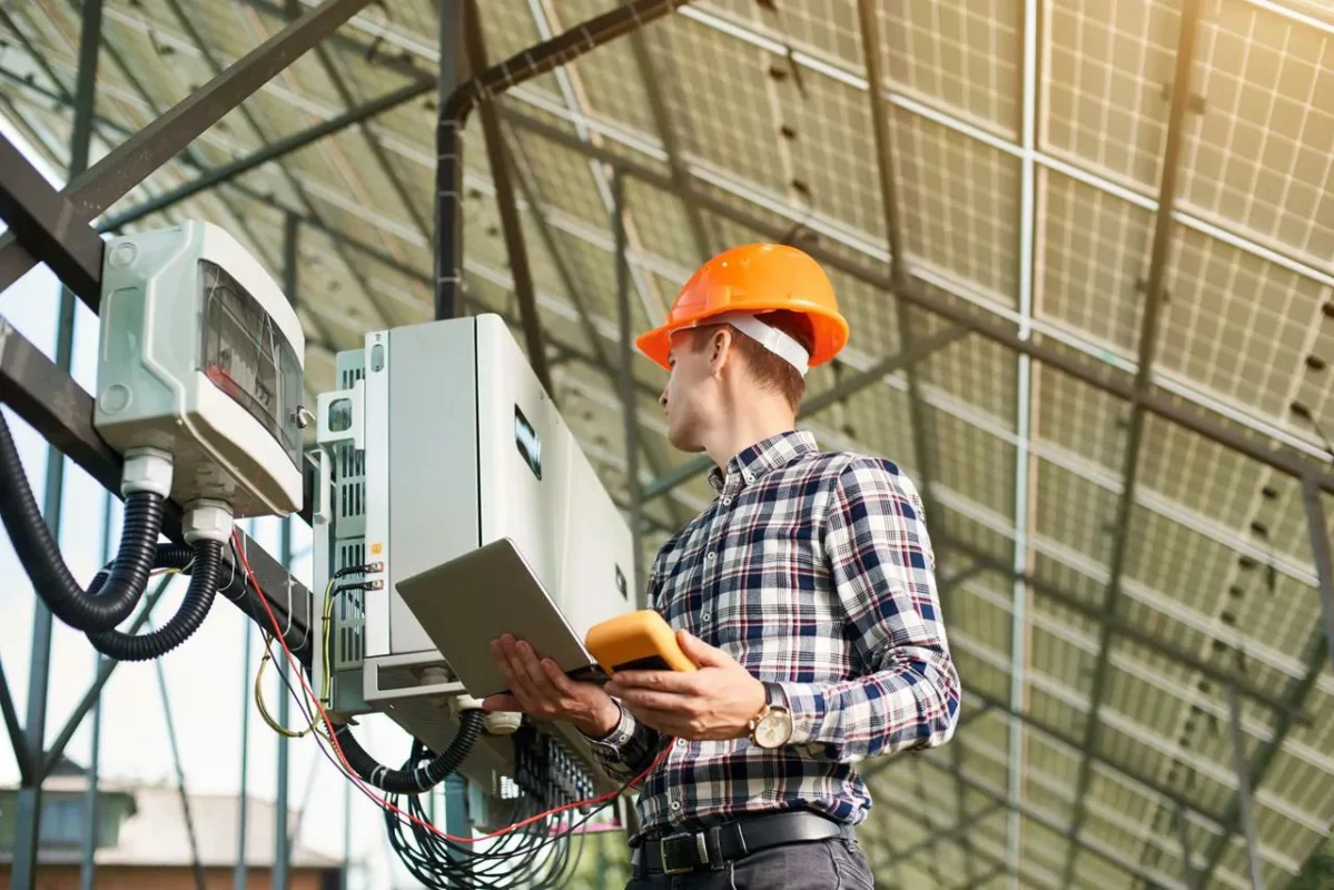 Un operatore controlla l’inverter per ottimizzarne l’impronta carbonica.
