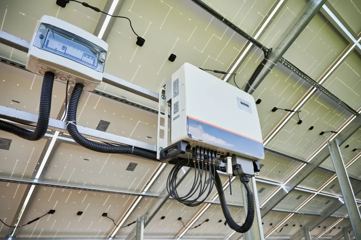 Inverter fotovoltaico montato su struttura metallica, rappresentando il prodotto tipico offerto dai distributori specializzati.
