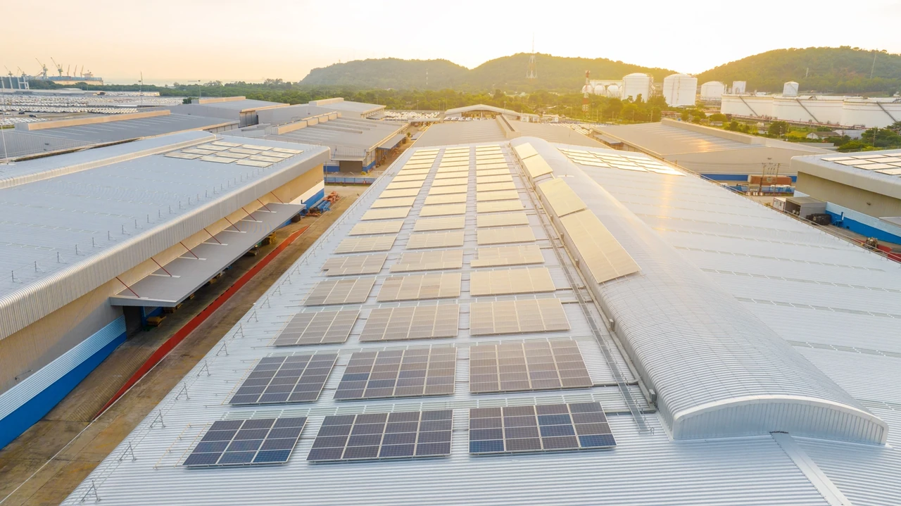 Impianto fotovoltaico su tetto industriale con sistemi di rifasamento per ottimizzare l'efficienza energetica.