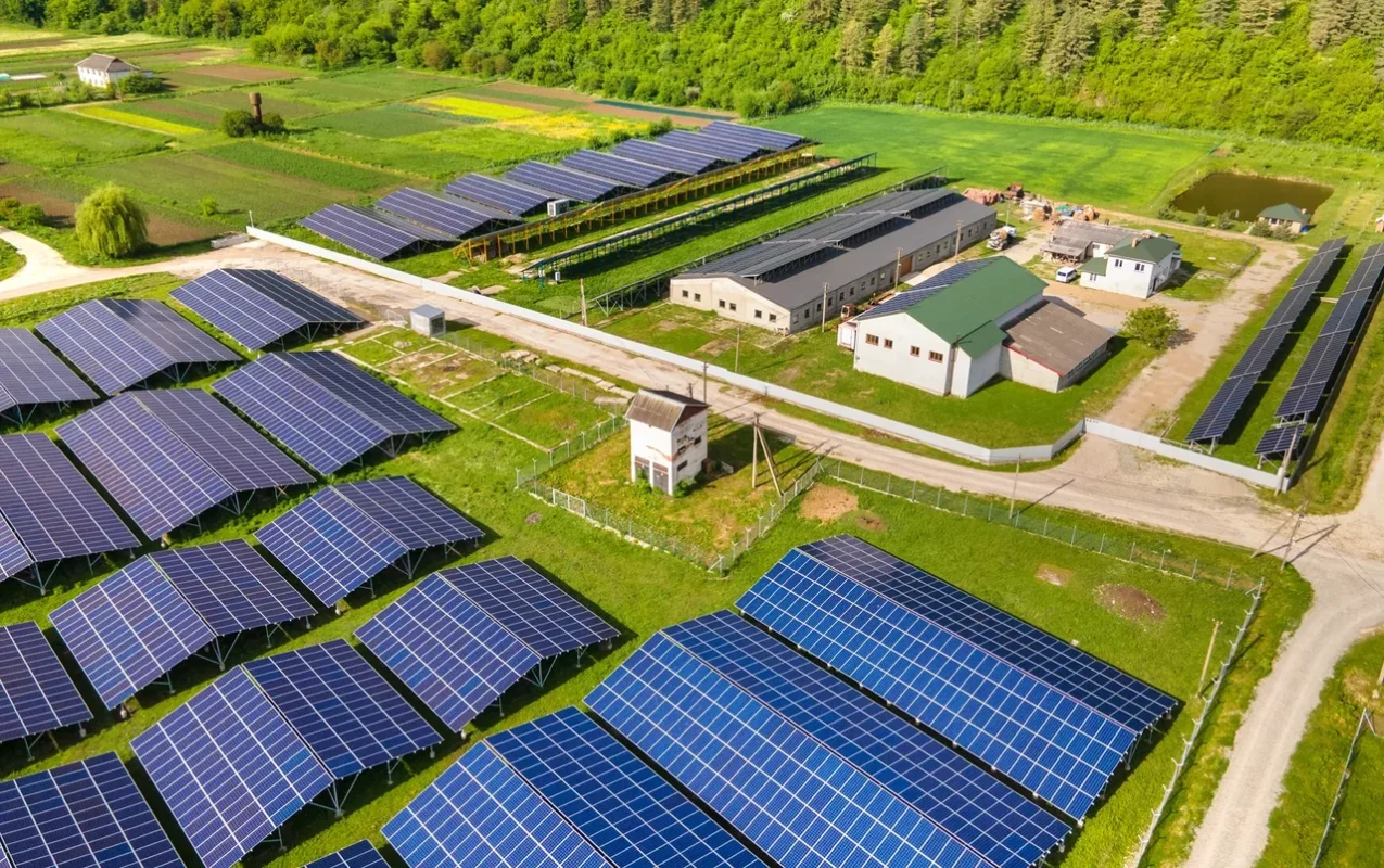 Vista aerea di un parco fotovoltaico in campagna veneta, mostrando l'integrazione tra energia solare e territorio agricolo.