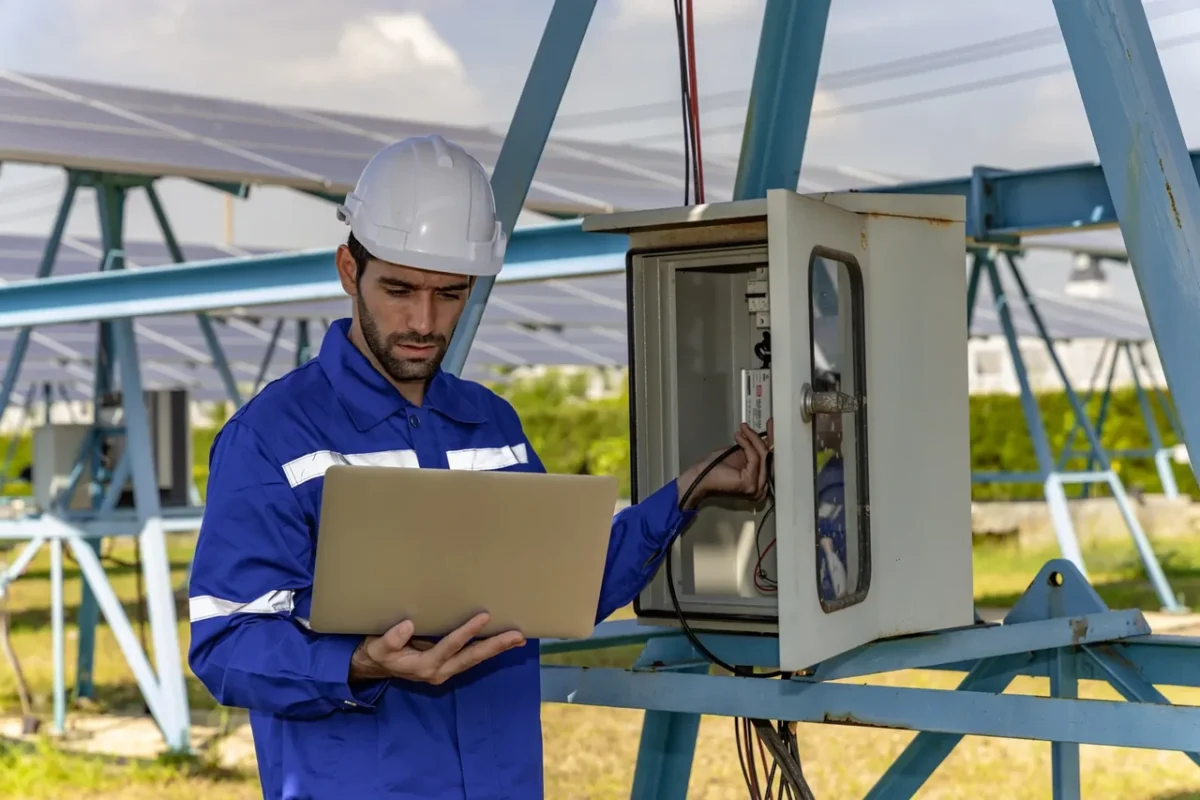 Tecnico specializzato nel monitoraggio e nella configurazione di dispositivi di sicurezza, in particolare di una centralina di controllo per impianti fotovoltaici, al fine di garantirne il funzionamento stabile.