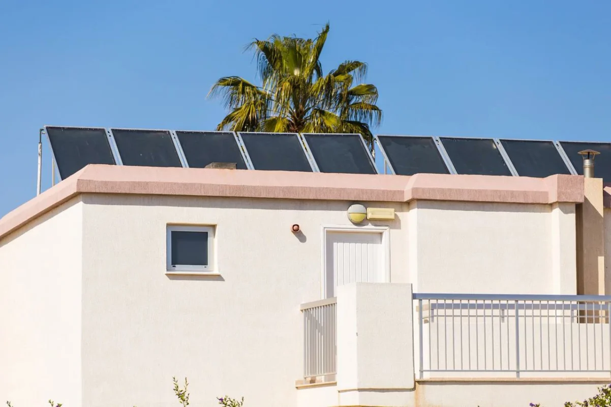 Collettori solari termici installati sul tetto di un edificio, per sfruttare l'energia solare e supportare il sistema di raffreddamento dell'inverter fotovoltaico.