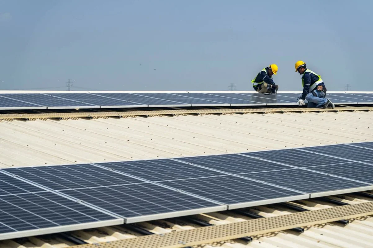 Due tecnici ispezionano i collegamenti per garantire la sicurezza antincendio dell'impianto.