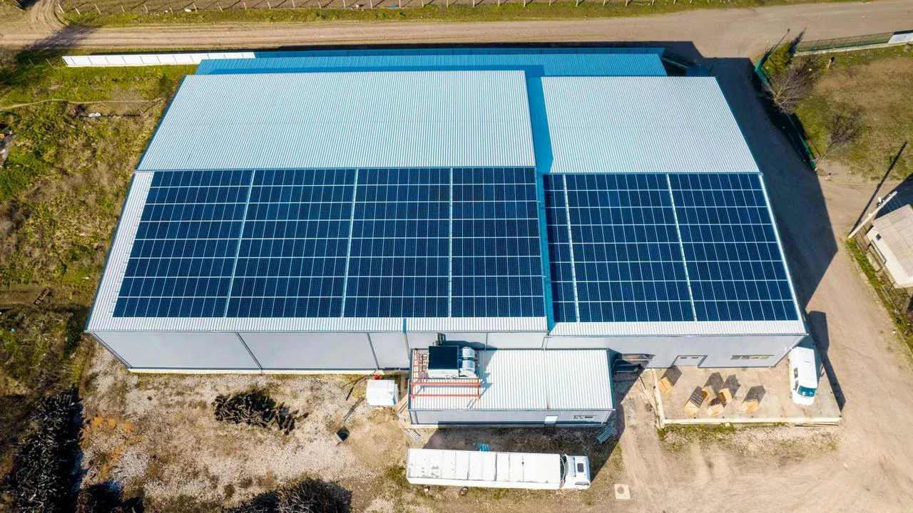 Un impianto solare industriale si serve di un inverter ibrido da 15kW per ottimizzare la produzione energetica.