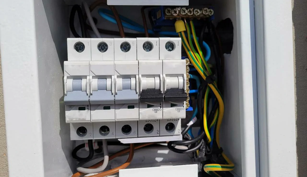 Una scatola di distribuzione gestisce l'energia prodotta da un inverter fotovoltaico da 5kW.