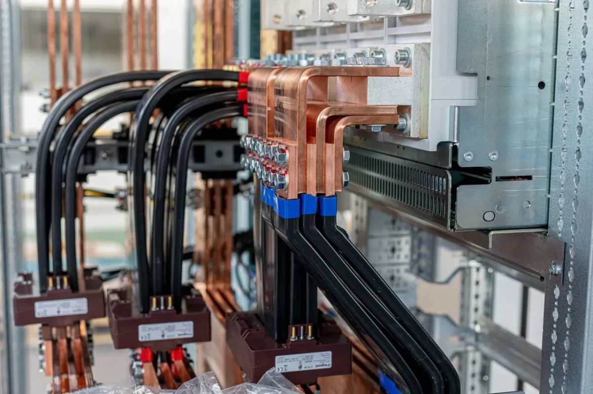 I collegamenti elettrici di un inverter certificato rispettano gli standard di sicurezza e conformità.