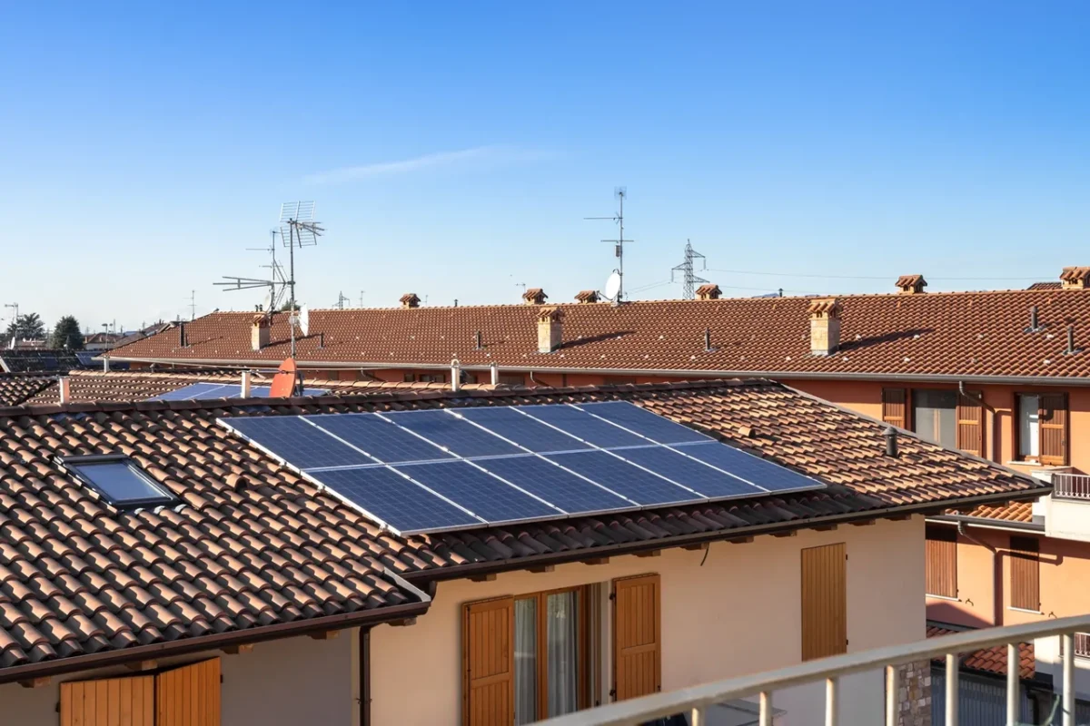 Impianto fotovoltaico residenziale installato su un tetto di tegole per generare energia solare rinnovabile e ridurre i costi dell'elettricità domestica.