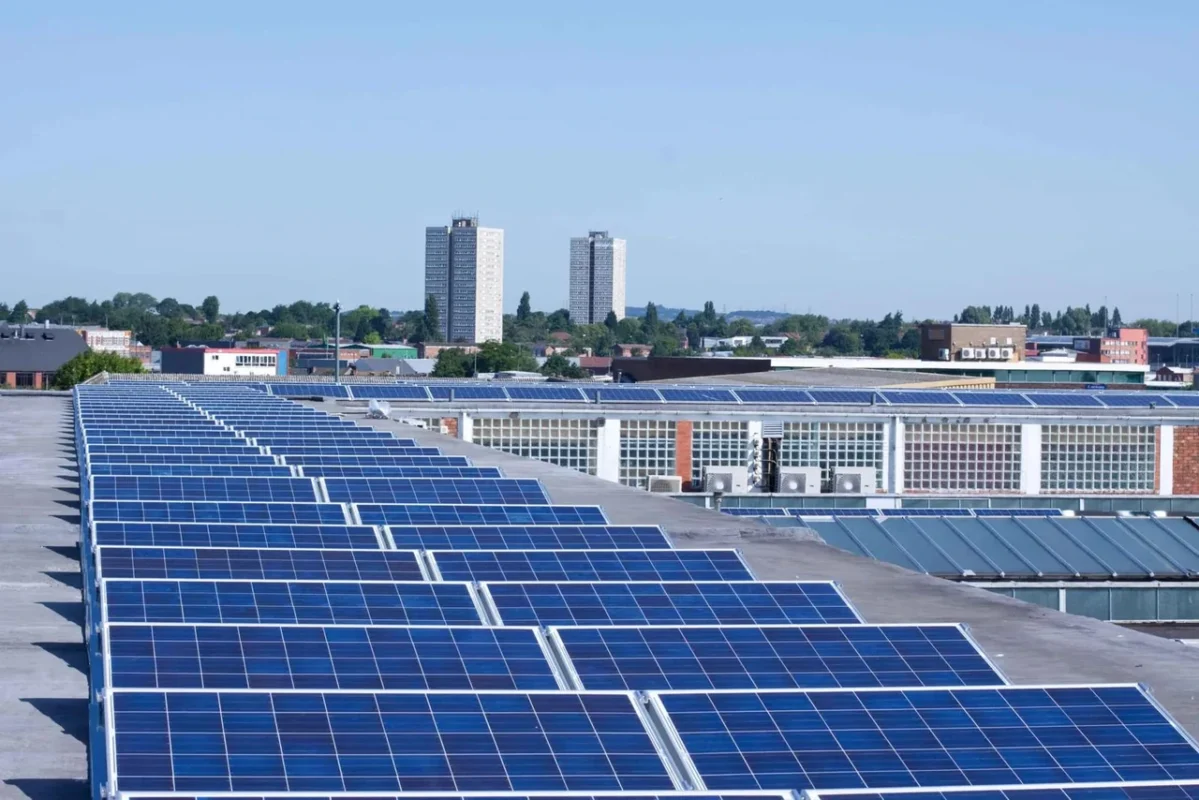 Vista di pannelli fotovoltaici installati sul tetto di un edificio industriale italiano, per la produzione di energia rinnovabile e la riduzione dei costi energetici.