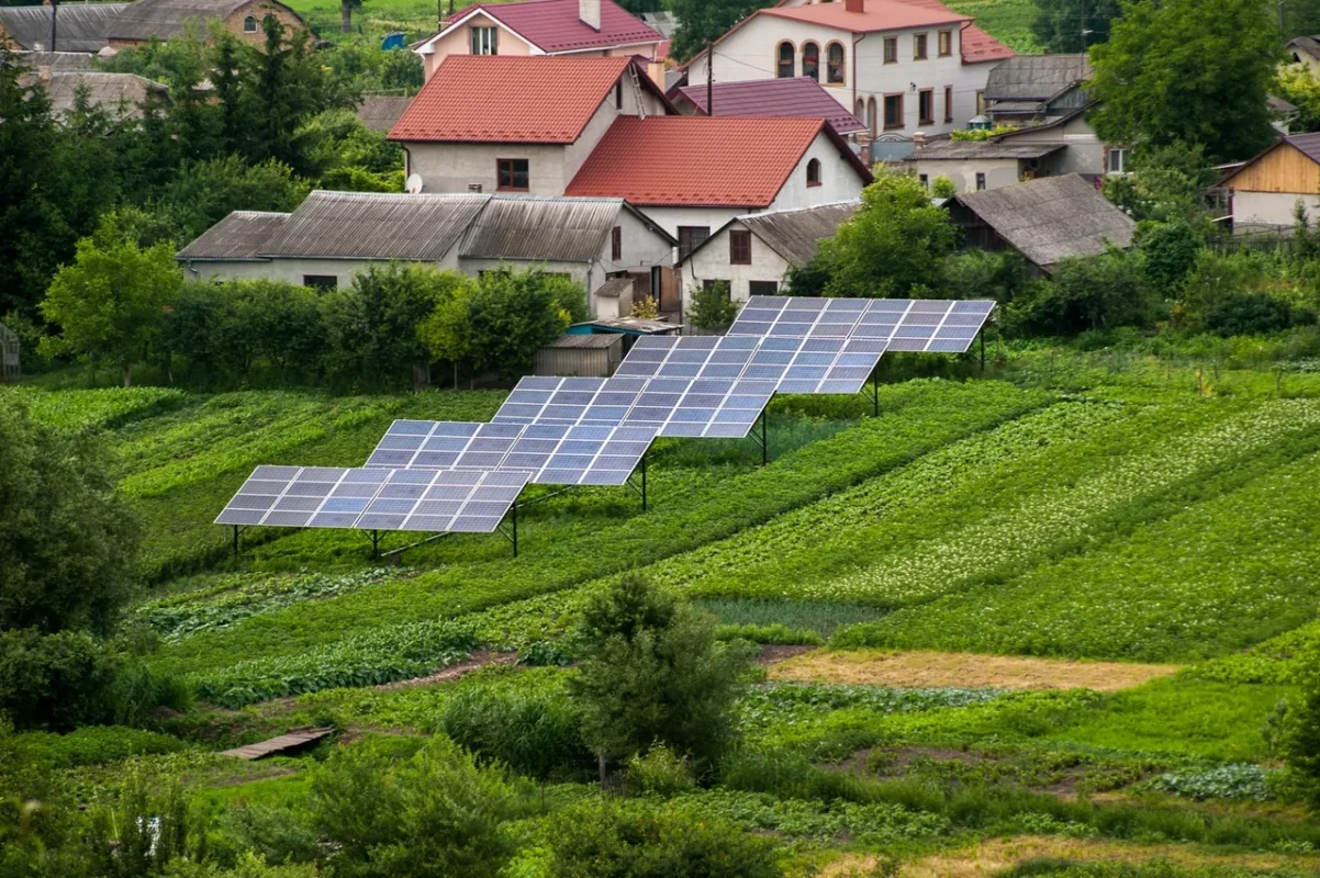 Pannelli fotovoltaici installati in un orto agricolo, alimentando un agriturismo con energia rinnovabile.