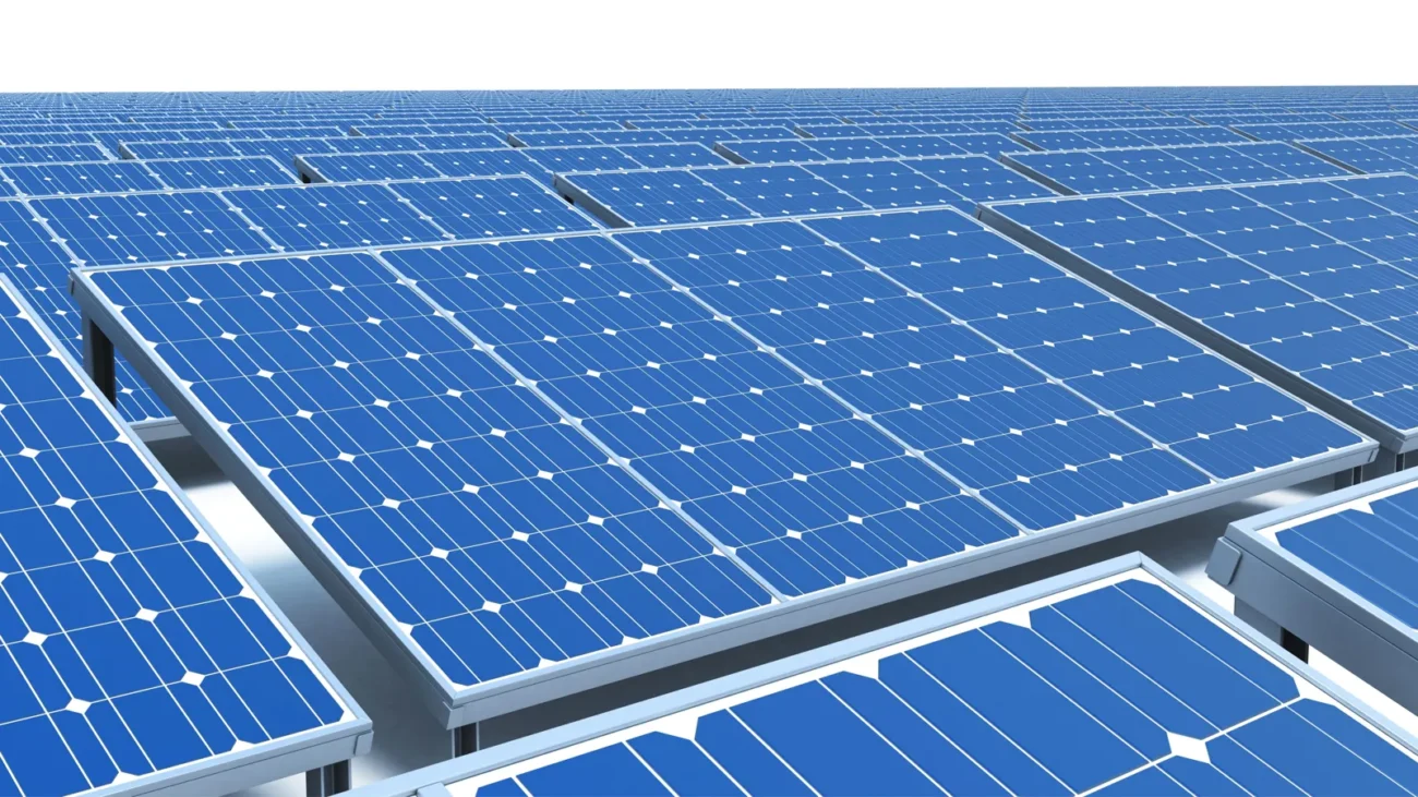 Pannelli solari fotovoltaici blu in una griglia ordinata, vista diagonale.