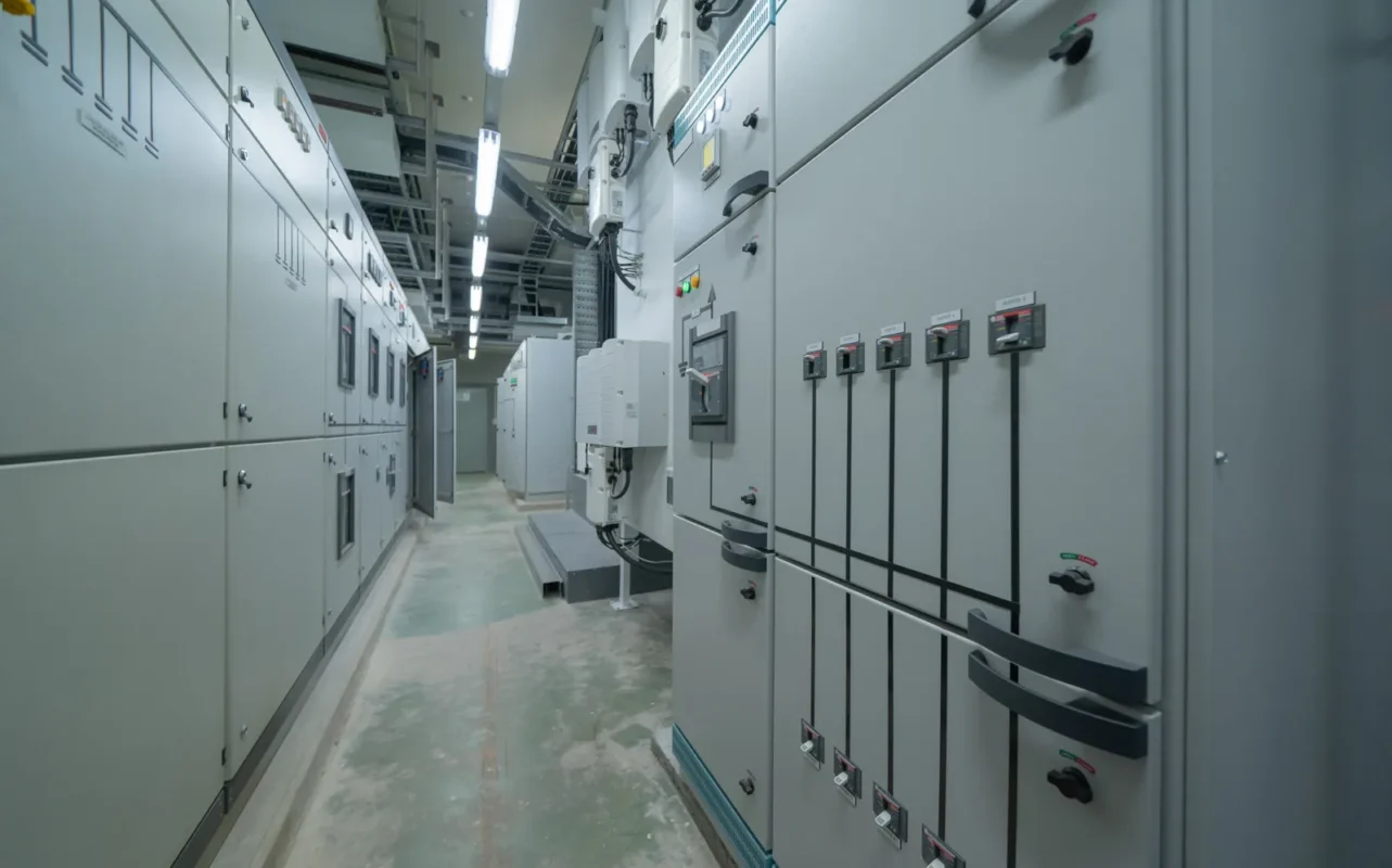 Locale tecnico con quadri elettrici e inverter per impianti fotovoltaici trifase.