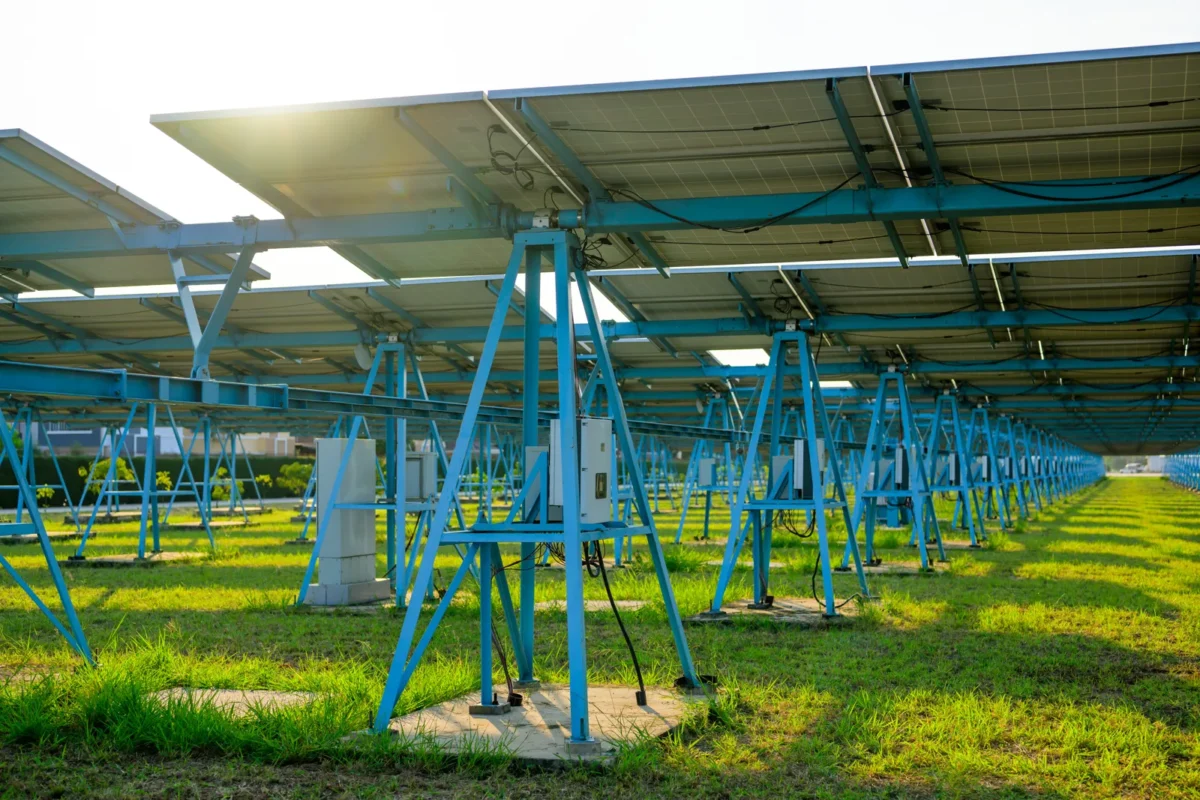 Un grande campo solare a terra ospita diversi inverter dedicati alla conversione energetica.
