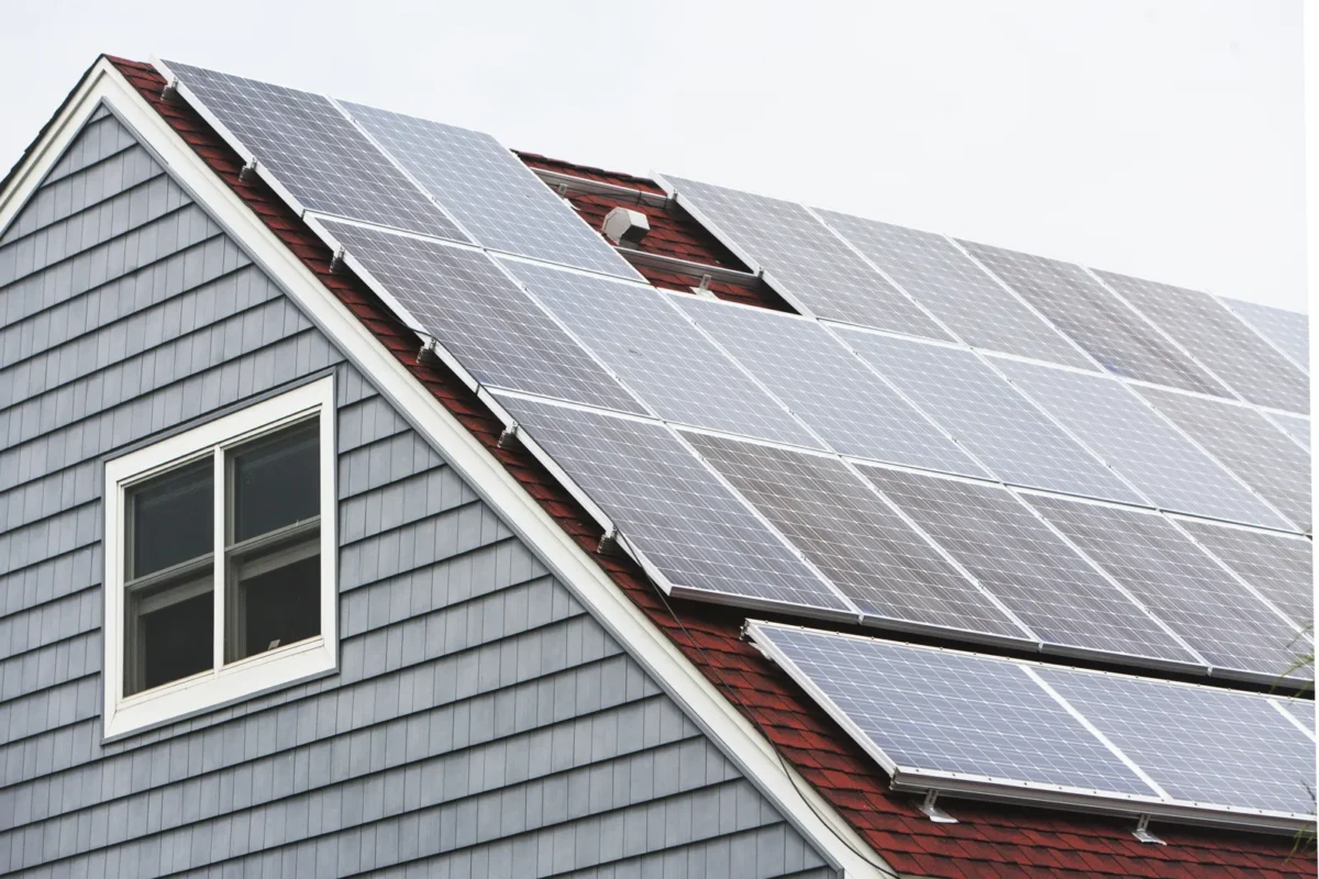 I pannelli fotovoltaici sul tetto preparano l'impianto per il montaggio dell'inverter.