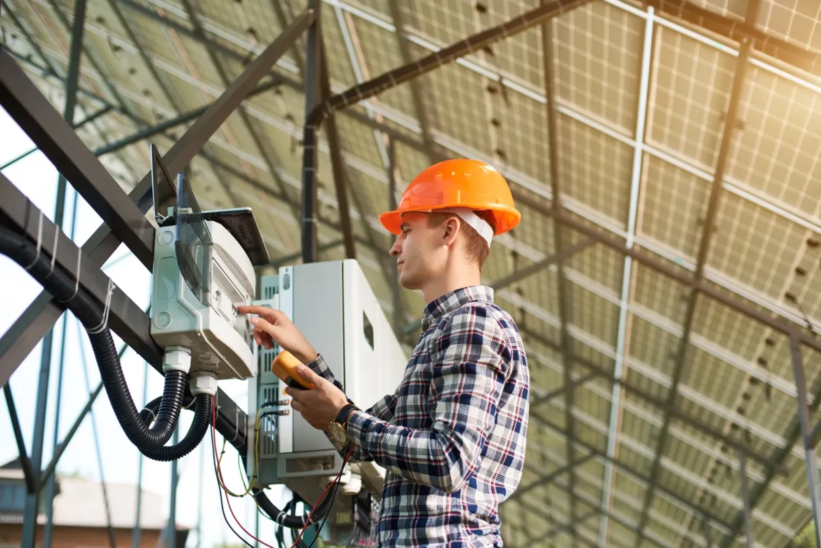 Tecnico che controlla un impianto fotovoltaico.