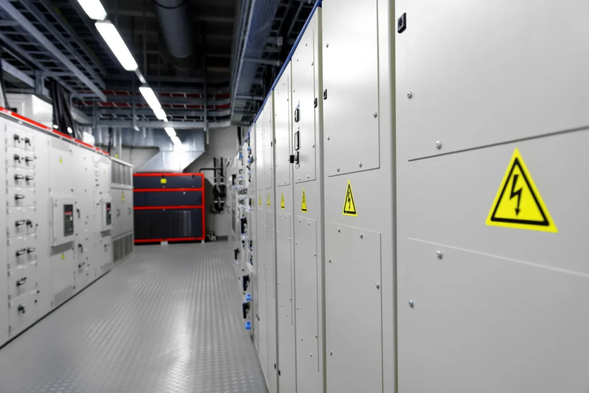 La sala elettrica ospita i dispositivi dei sistemi di accumulo fotovoltaico industriali.