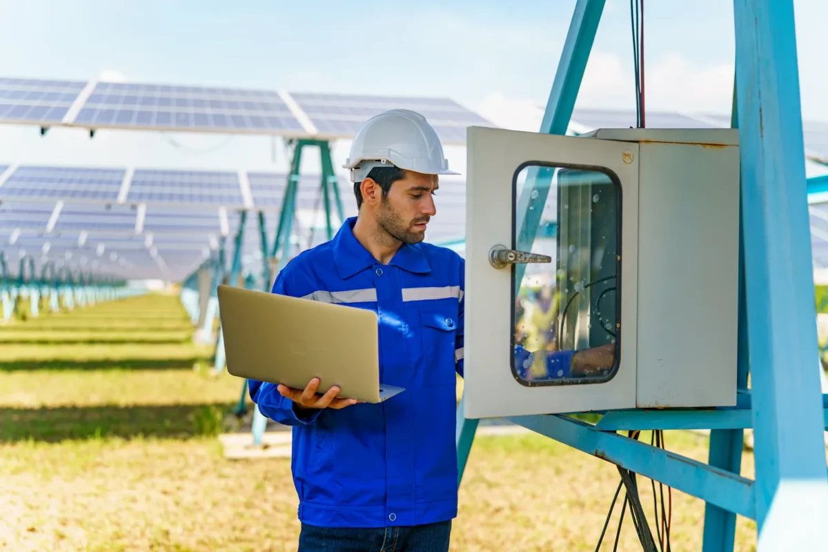 Il tecnico controlla i parametri dei sistemi di accumulo fotovoltaico industriali.