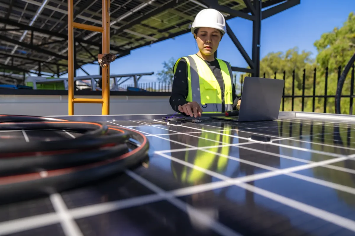 L'operatore configura l'accumulo energetico dell'impianto solare del supermercato.
