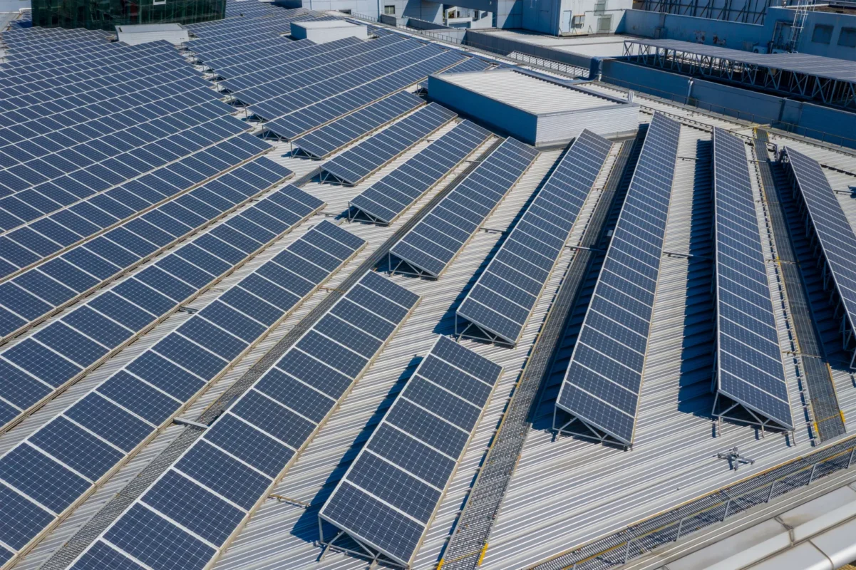 I grandi impianti solari aziendali beneficiano delle nuove detrazioni fotovoltaiche 2026.