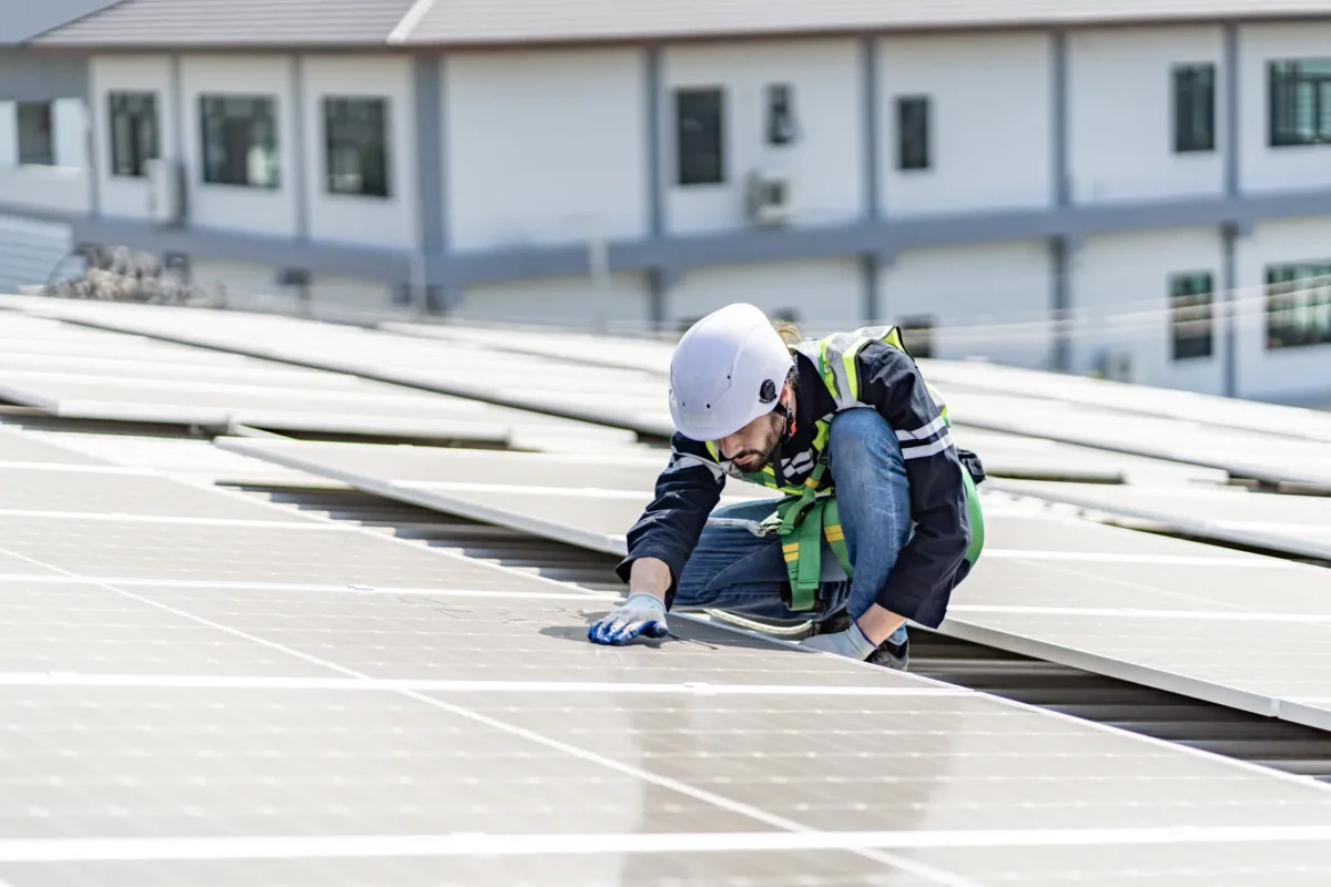 Il tecnico verifica l'impianto solare per accedere alle detrazioni per aziende nel 2026.