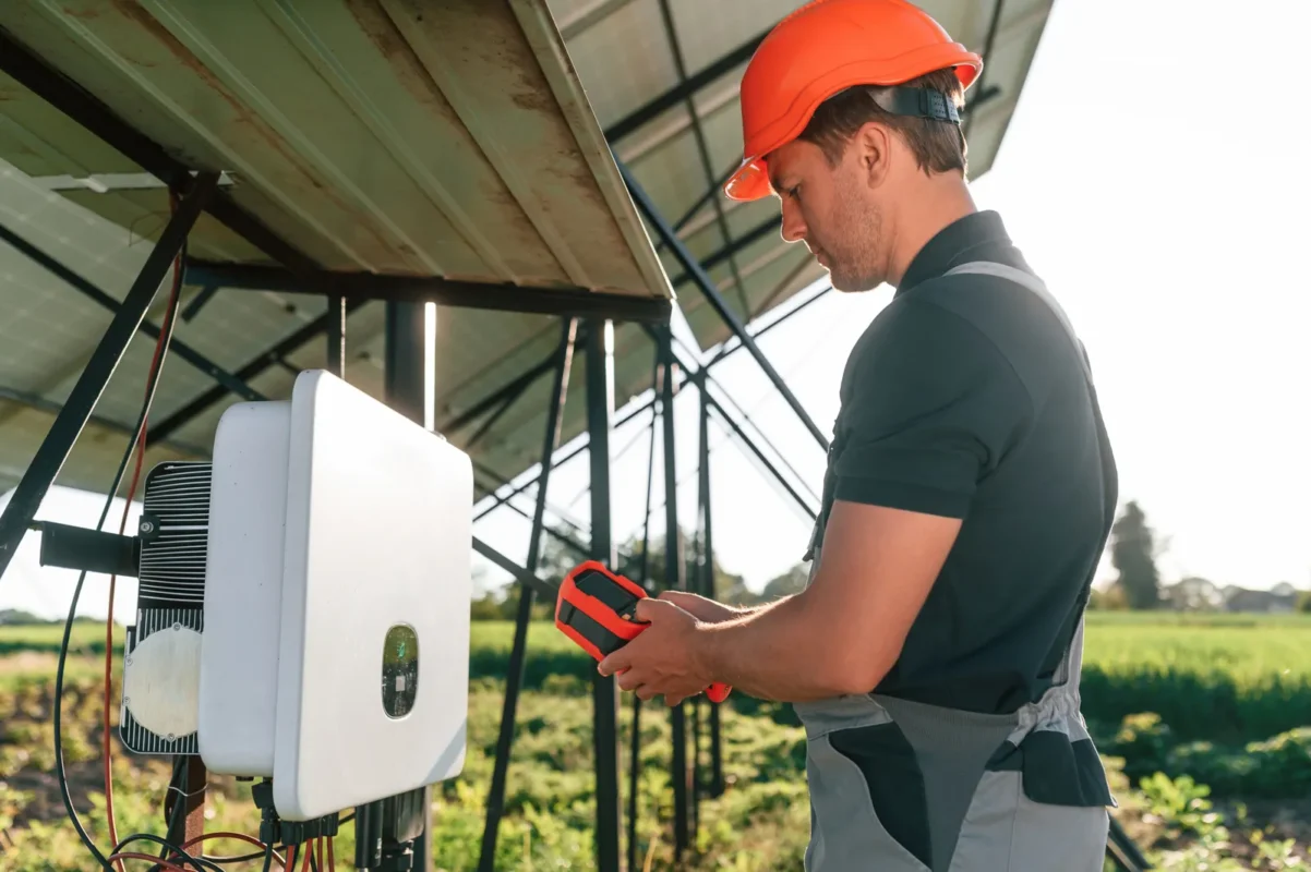 Tecnico verifica l'efficienza dell'inverter fotovoltaico, controllando il funzionamento dell'MPPT.