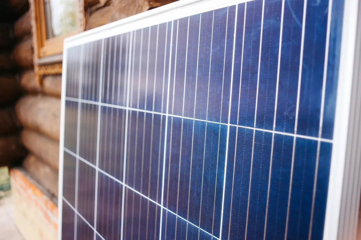 Dettaglio di un pannello fotovoltaico, elemento chiave per il funzionamento dell'inverter con MPPT.