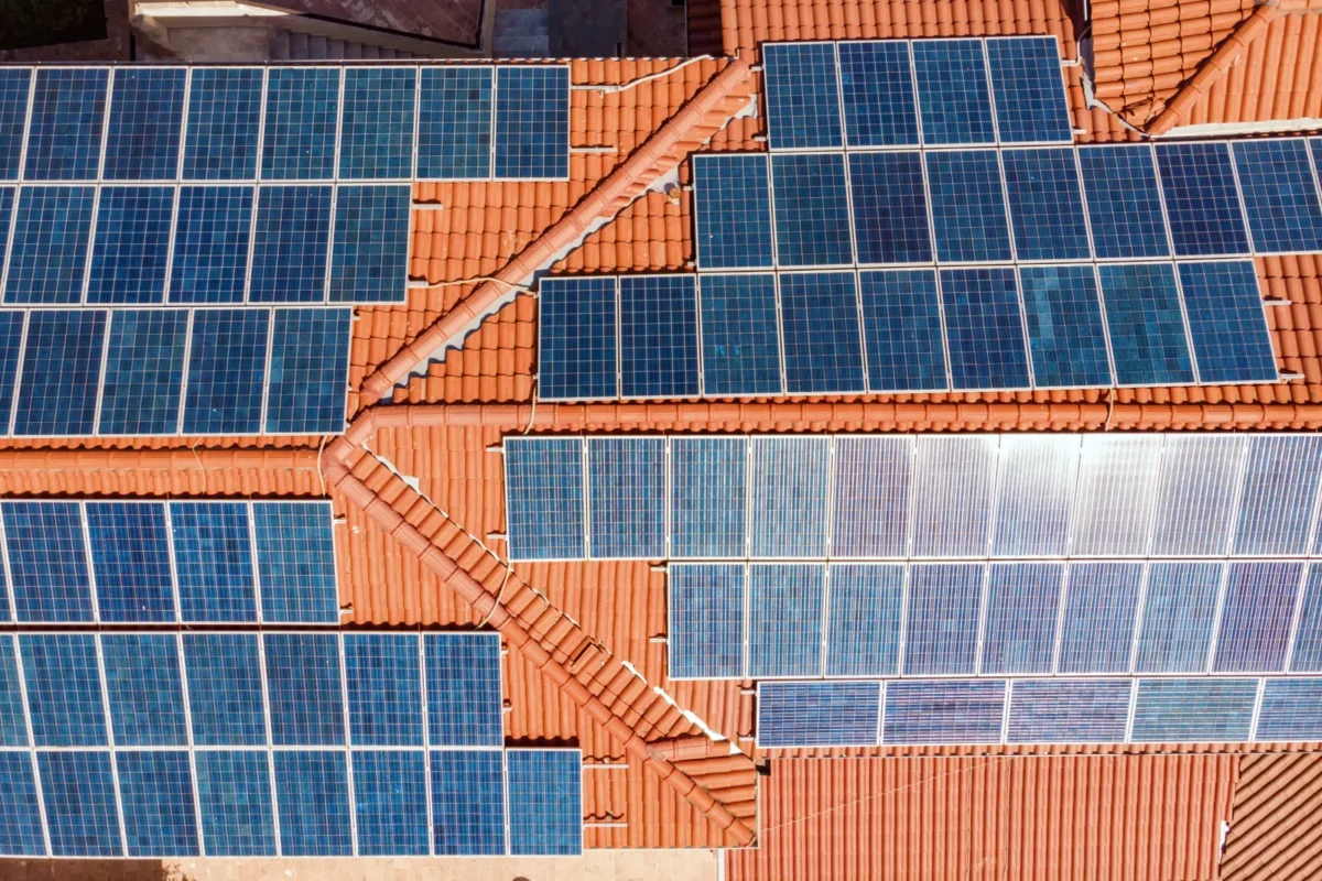 Vista dall'alto di un impianto fotovoltaico su tetto, dove l'MPPT ottimizza la produzione.