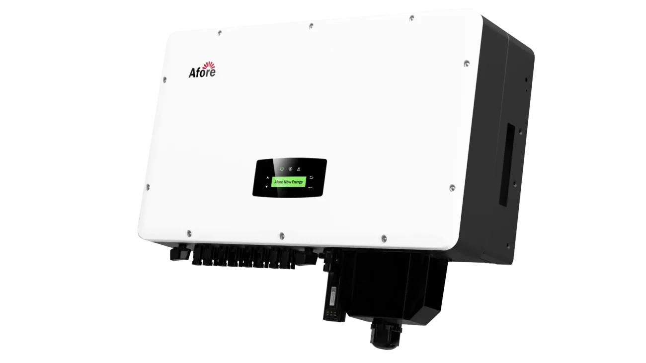 Inverter fotovoltaico con display, dispositivo che integra l'MPPT per massimizzare l'efficienza.