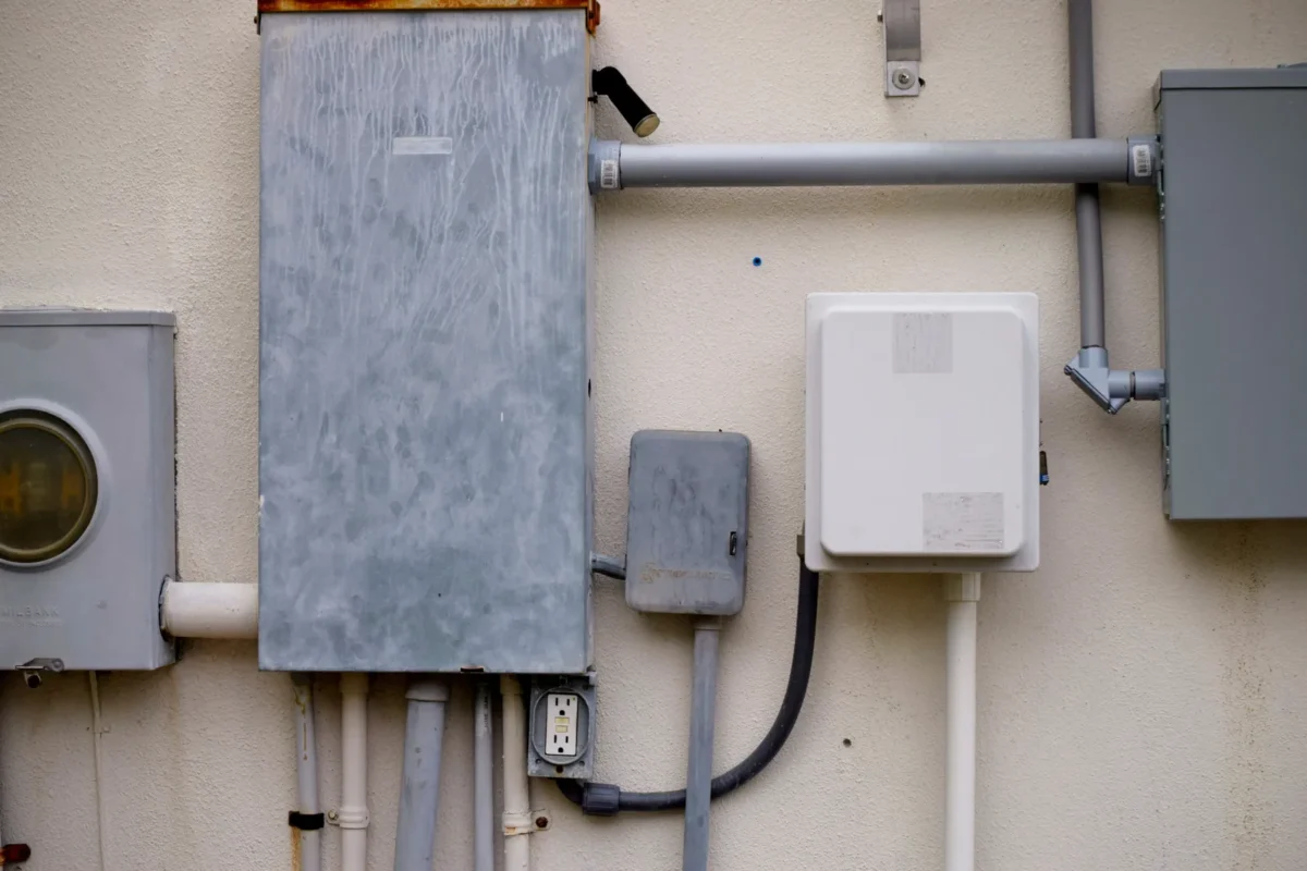 Quadri elettrici esterni di un impianto fotovoltaico, dove l'inverter IP66 garantisce sicurezza e durata.