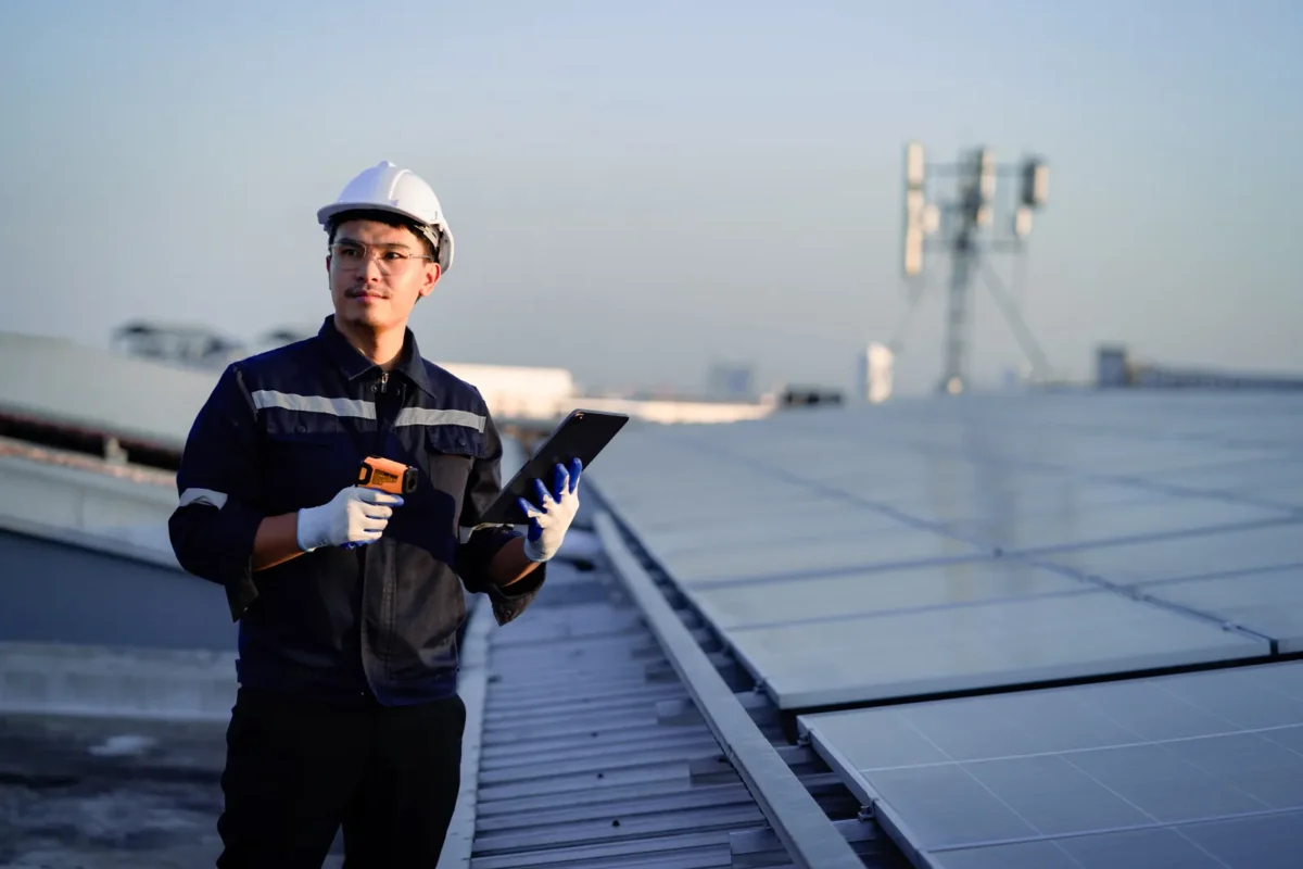 L'operatore controlla l'impianto dopo gli interventi di revamping fotovoltaico.